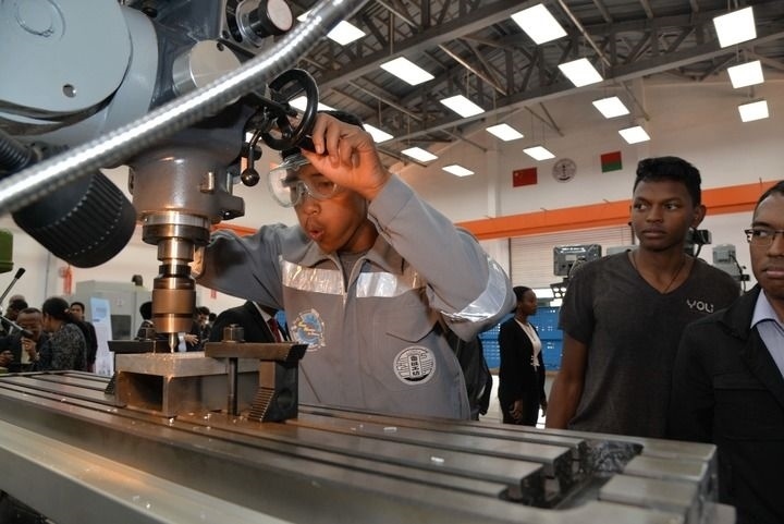 2024年4月26日，在馬達加斯加首都塔那那利佛，塔那那利佛大學理工學院的學生在魯班工坊操作設備。新華社發(fā)（西塔卡·拉喬納里松攝）