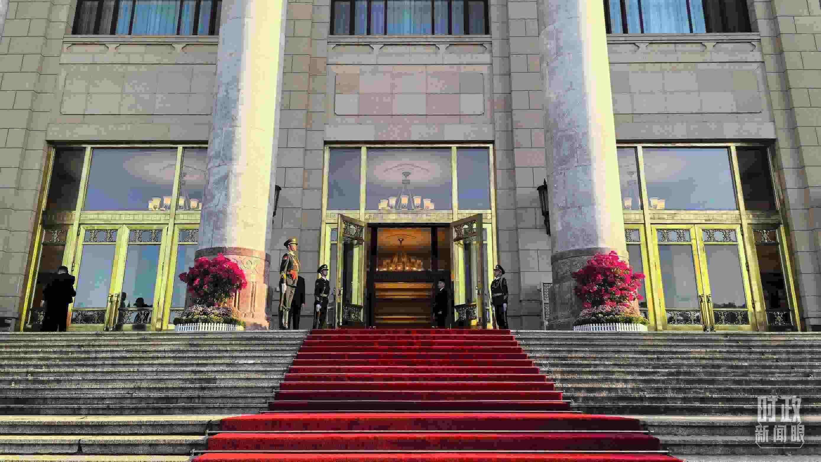 △人民大會堂外，禮兵列隊迎接貴賓。（總臺央視記者陸泓宇拍攝）