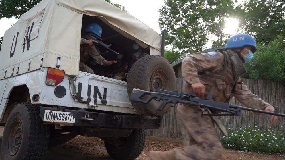 2022年7月27日，中國第八批赴南蘇丹（朱巴）維和步兵營百人防暴隊抵達預(yù)定區(qū)域，進行綜合防衛(wèi)演練。針對南蘇丹社會安全問題及近期在剛果（金）東部地區(qū)發(fā)生的針對聯(lián)合國剛果（金）穩(wěn)定特派團的抗議示威活動，中國第八批赴南蘇丹（朱巴）維和步兵營于日前組織UN HOUSE（聯(lián)合國之家）綜合防衛(wèi)演練，以應(yīng)對可能出現(xiàn)的難民涌入、營門遇襲、暴恐威脅等突發(fā)情況。
