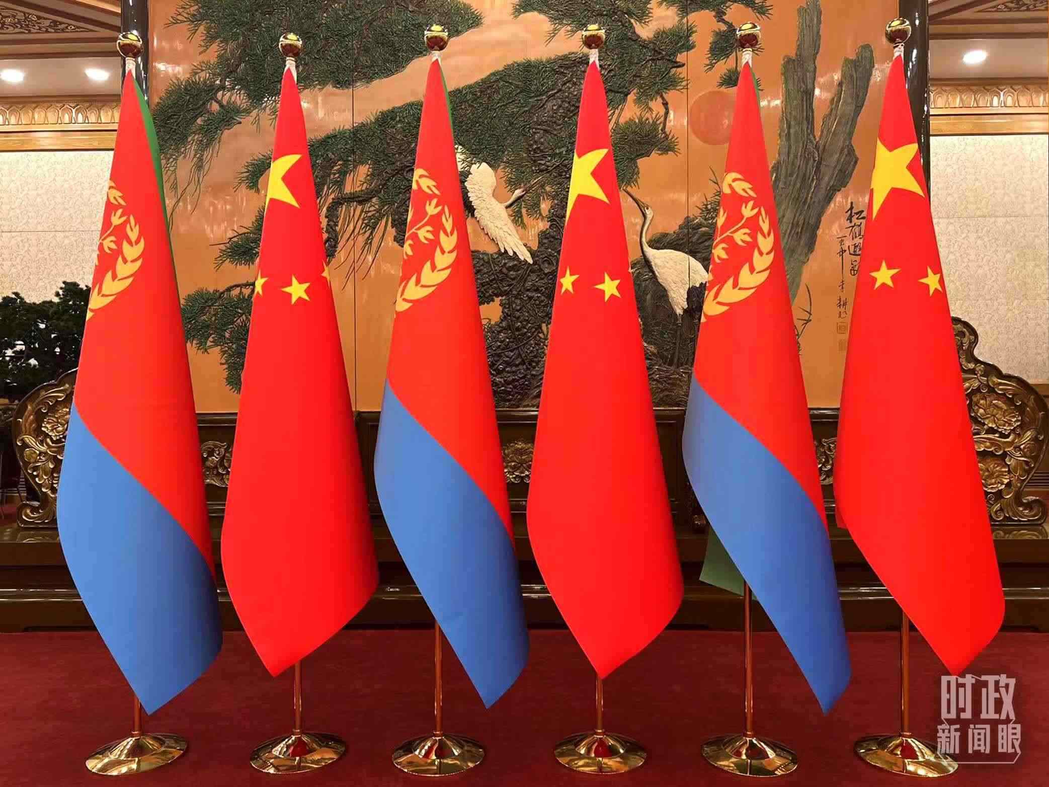 △會見現(xiàn)場擺放的中國和厄立特里亞兩國國旗。（總臺央視記者趙婷拍攝）