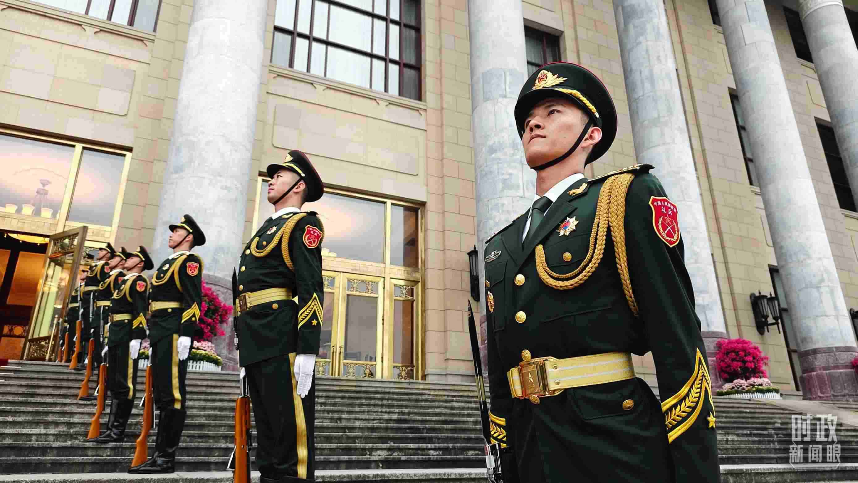  △人民大會堂外，禮兵列隊歡迎外國領(lǐng)導(dǎo)人。（總臺央視記者韓銳拍攝）