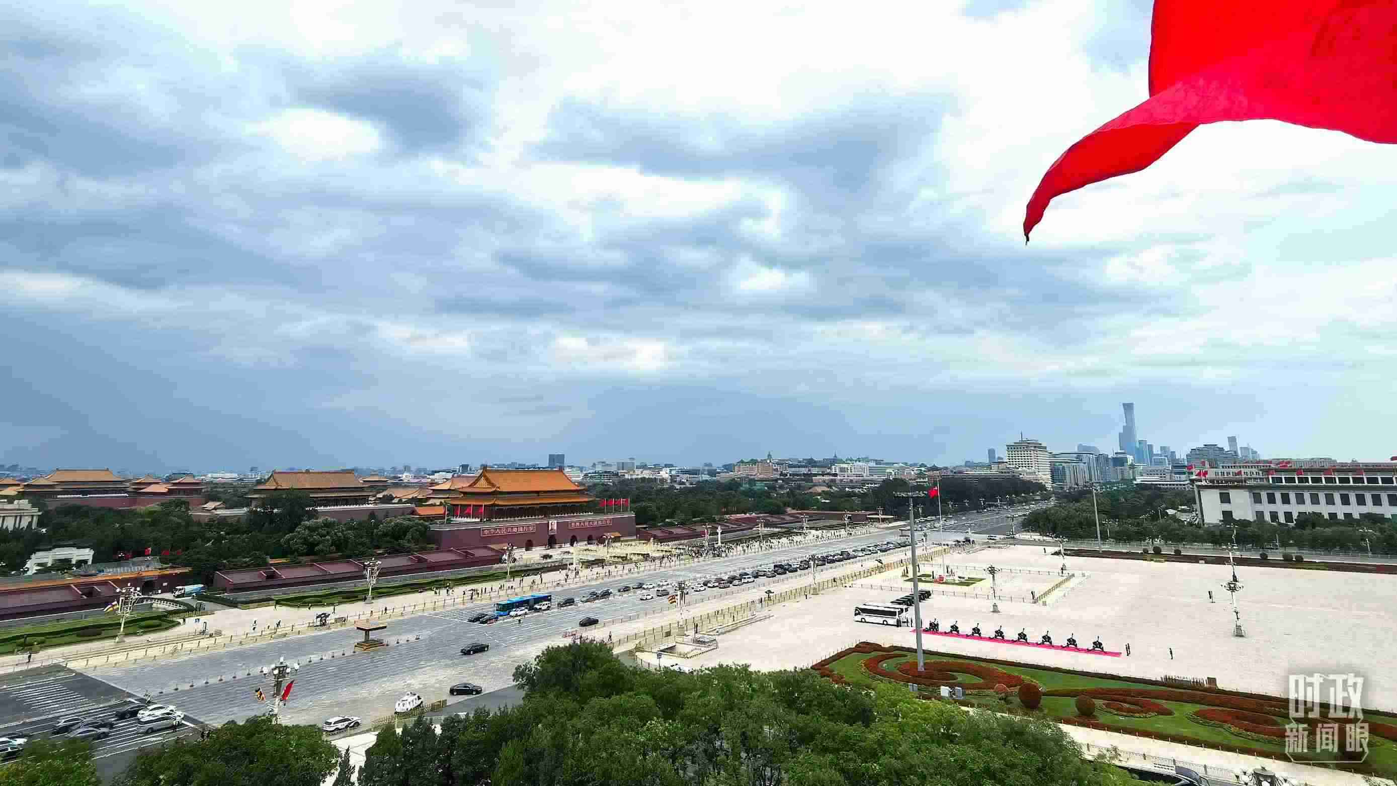 △北京長安街兩側(cè)懸掛中非合作論壇成員旗幟。（總臺央視記者張垚拍攝）