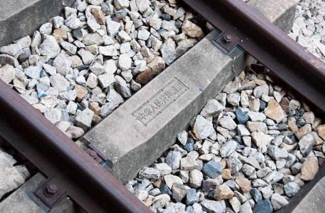 坦贊鐵路鋼筋混凝土軌枕上的“中華人民共和國制”字樣清晰可辨。