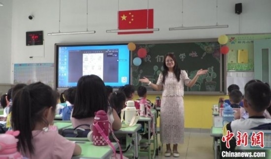 圖為衡水市新苑小學(xué)，老師正在給學(xué)生講開學(xué)第一課的內(nèi)容。王天祥 攝