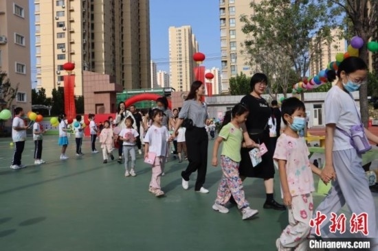 圖為衡水市新苑小學(xué)，小學(xué)一年級(jí)新生佩戴“夢想徽章”后，步入校園 。王天祥 攝