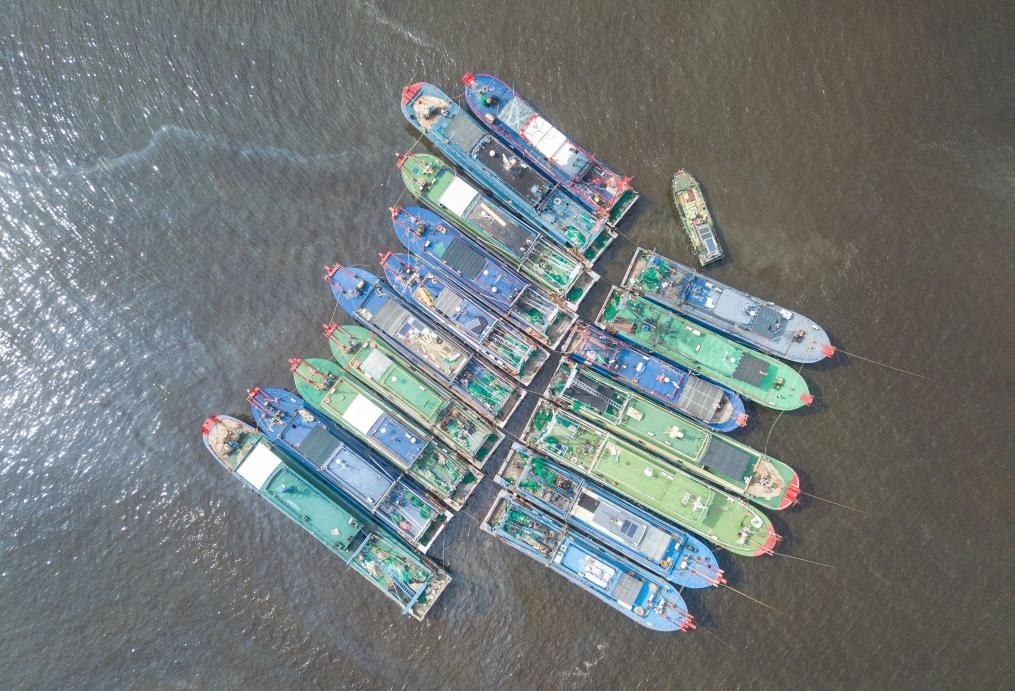 9月4日，船只在海南省?？谑行赂鄞a頭?？勘茱L(fēng)（無(wú)人機(jī)照片）。新華社記者 蒲曉旭 攝