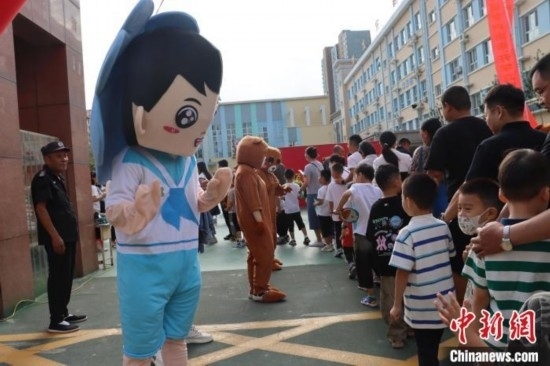 圖為衡水市新苑小學(xué)，老師穿上玩偶服裝歡迎新生入學(xué)。王天祥 攝