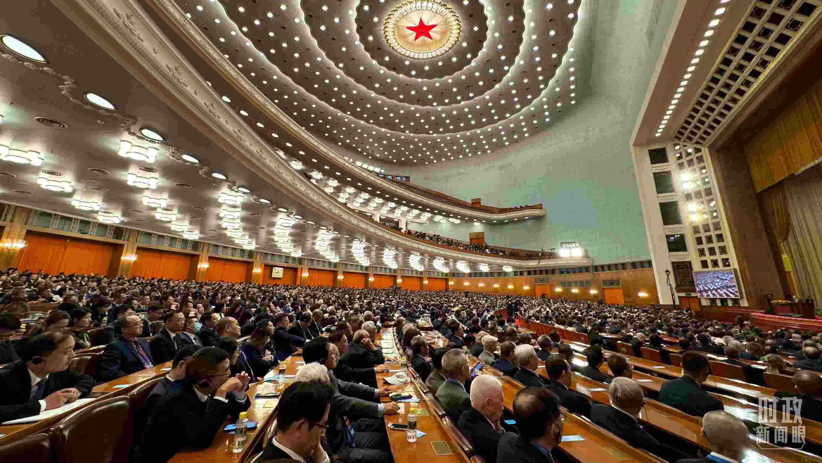  △中非合作論壇非方成員國國家元首、政府首腦、代表團(tuán)團(tuán)長(zhǎng)及國際和地區(qū)組織負(fù)責(zé)人等中外各界人士3200余人出席開幕式。（總臺(tái)央視記者蔣碩拍攝）