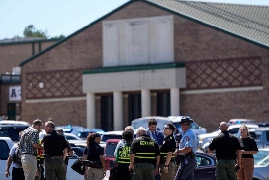 9月4日，在美國佐治亞州巴羅縣溫德市，警察聚集在發(fā)生槍擊事件的阿巴拉契高中外。新華社/美聯(lián)