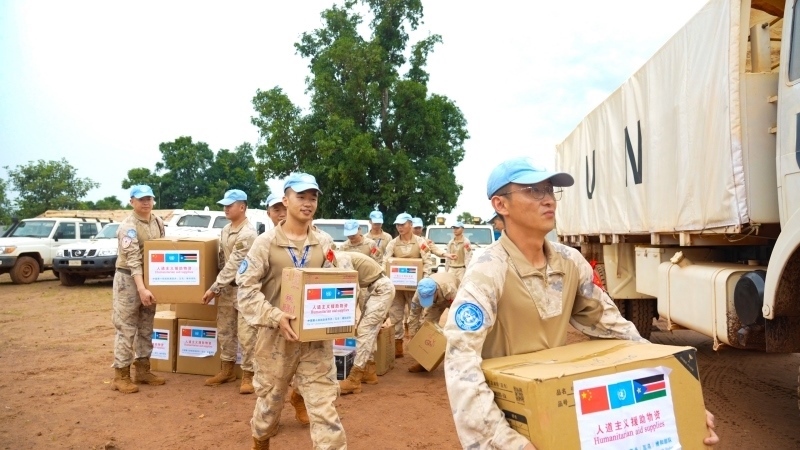 搬運(yùn)援助物資。孫千攝