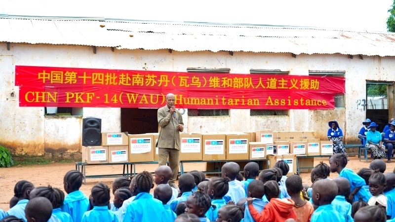 當(dāng)?shù)卣砀屑ぶ袊?guó)官兵。王軍杰攝