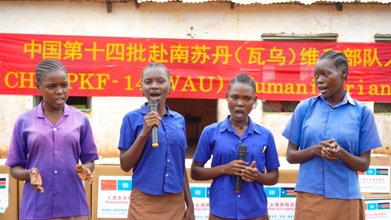 動(dòng)聽的歌聲歡迎中國(guó)官兵。王軍杰攝