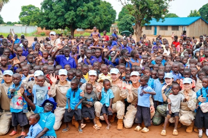 維和官兵與學(xué)生進(jìn)行合影。殷亦豪攝