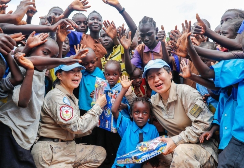 學(xué)生對(duì)中國(guó)官兵援助表達(dá)感謝。王皓宇攝