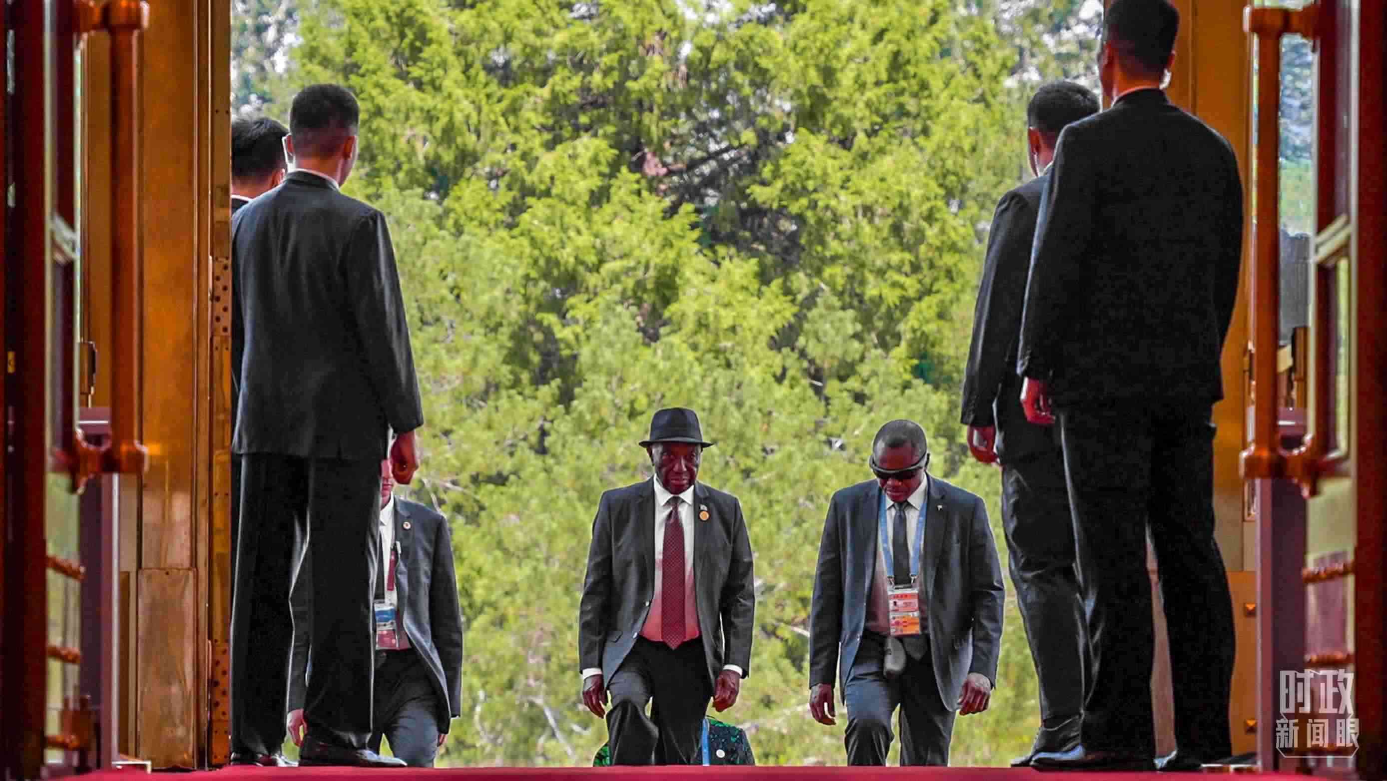 利比里亞總統(tǒng)博阿凱步入人民大會(huì)堂。（總臺(tái)央視記者蔣碩拍攝）