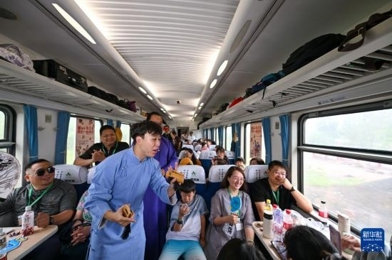 9月7日，相聲演員在S910列車上為旅客表演快板。