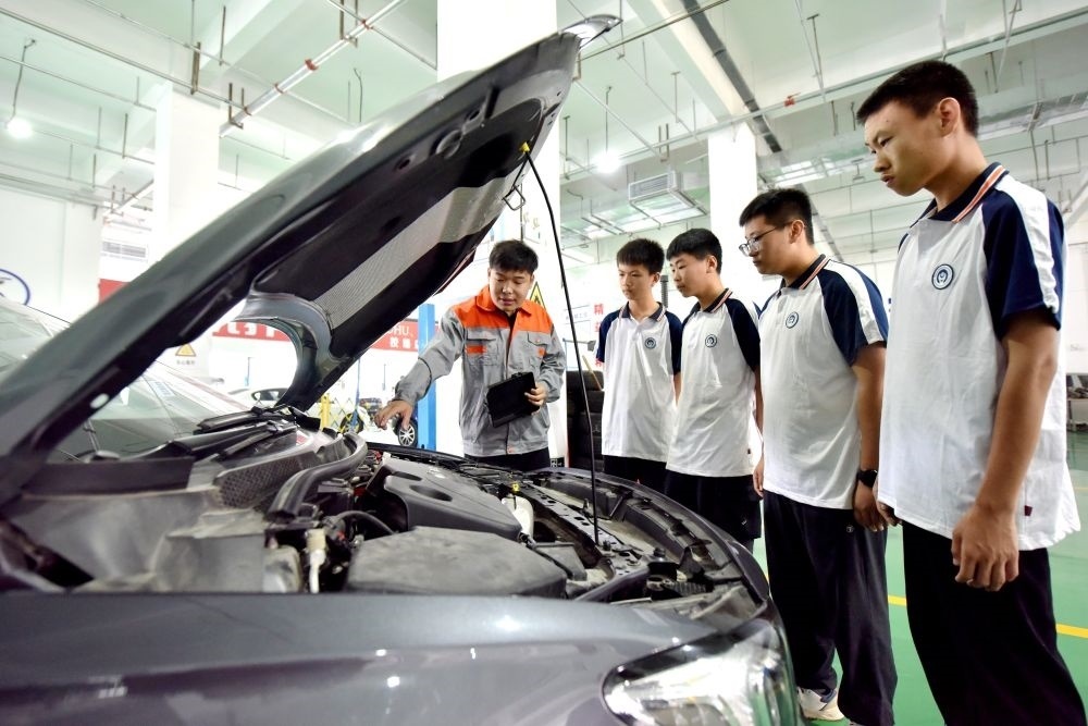 2024年6月7日，河北省邢臺市威縣職業(yè)技術(shù)教育中心教師在指導(dǎo)學(xué)生學(xué)習(xí)汽車維修技術(shù)。新華社記者 王曉 攝