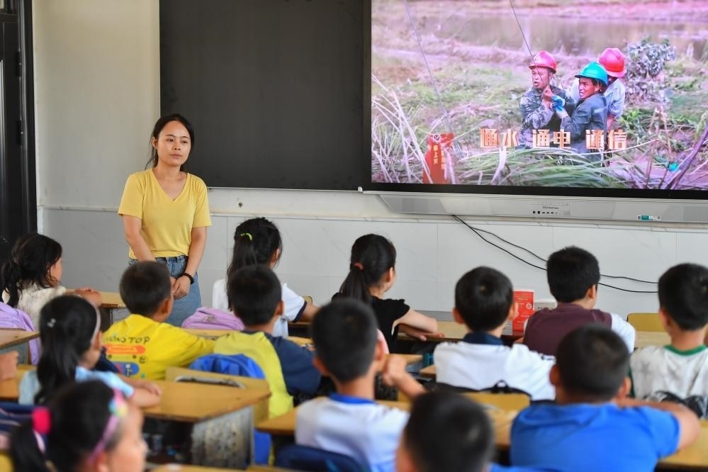 今年夏天，湖南華容縣等地遭受洪澇災(zāi)害。9月，華容縣一所學(xué)校，老師通過講述防災(zāi)救災(zāi)故事，引導(dǎo)孩子們知情、共情，汲取成長的力量。