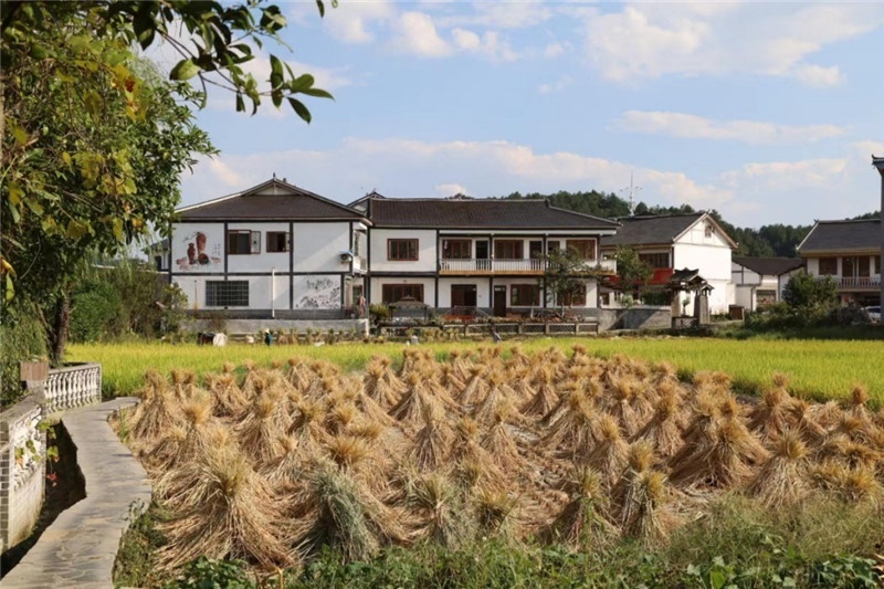 傳統(tǒng)的黔北村莊風(fēng)貌同現(xiàn)代民居元素相融合，人文風(fēng)光與生態(tài)自然風(fēng)景相結(jié)合，人與自然和諧共生。（俄羅斯《中國(guó)與俄羅斯》雜志社社長(zhǎng)奧列格·別列日內(nèi)赫攝）