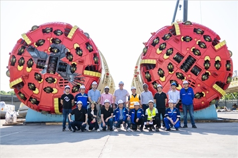 中外員工在盾構(gòu)機前合影。中國電建供圖