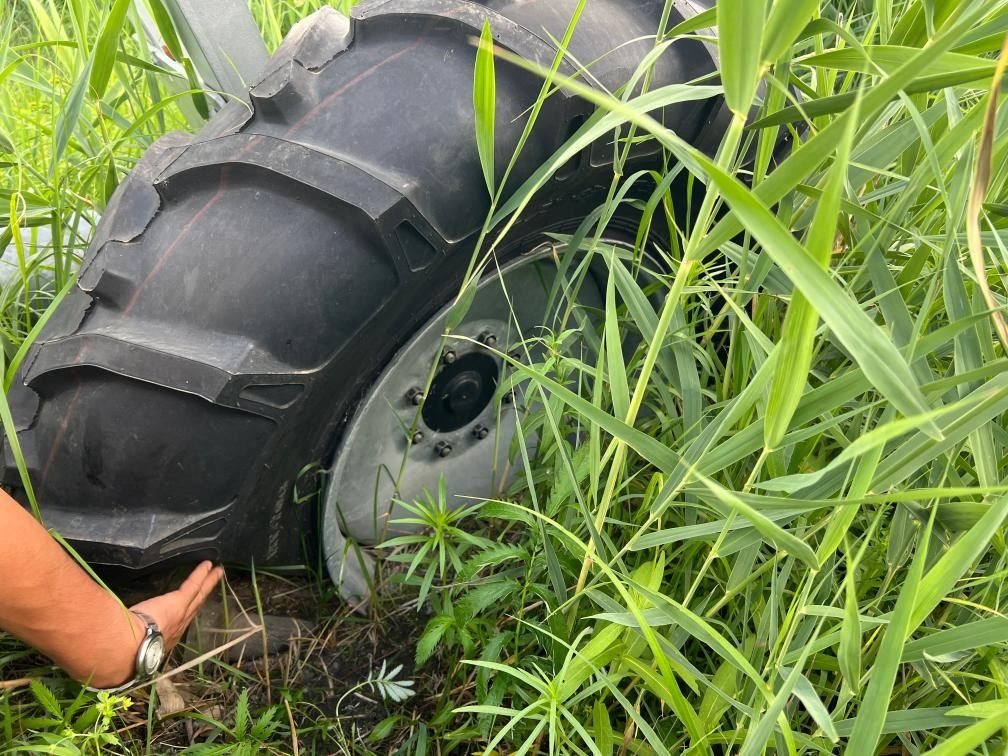 林甸縣一處大型噴灌設(shè)備癟了的輪胎。新華社記者董寶森攝