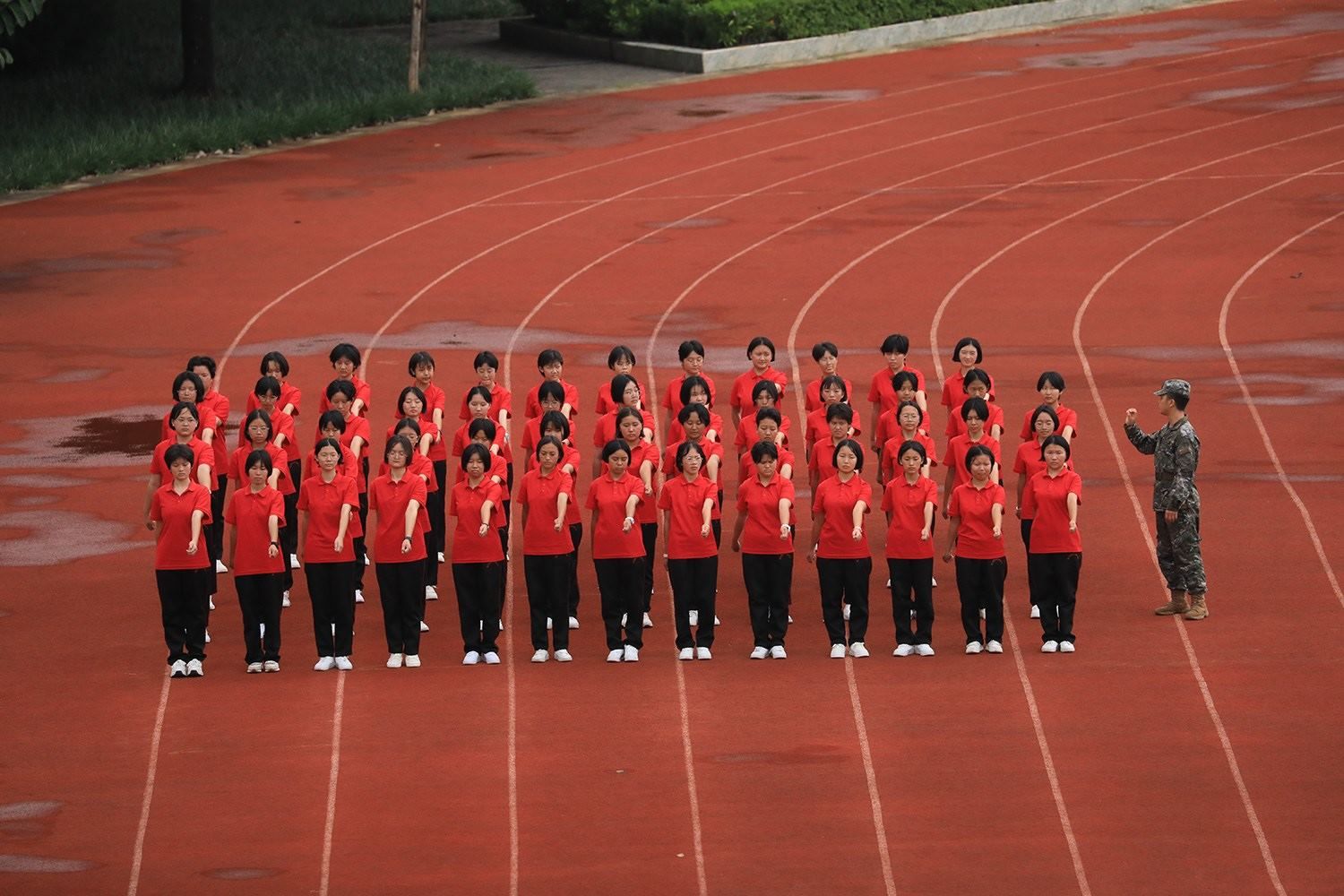 華坪女高2024級新生軍訓(xùn)。華坪縣融媒體中心供圖