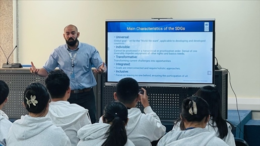聯(lián)合國內(nèi)羅畢辦事處的工作人員為支隊成員講解可持續(xù)發(fā)展目標(biāo)。林源攝