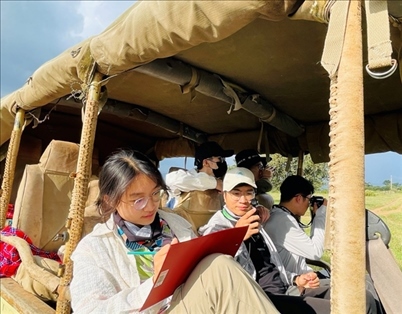 支隊成員開展長頸鹿監(jiān)測國際志愿工作。林源攝