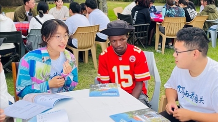 支隊成員在青年論壇上與世界各地的志愿者交流。 林源攝