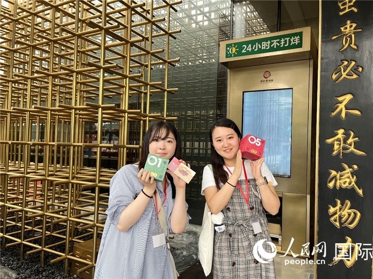 5. 代表團(tuán)團(tuán)員展示通過無人售藥機購買的盲盒。（人民網(wǎng)記者陳思 攝）