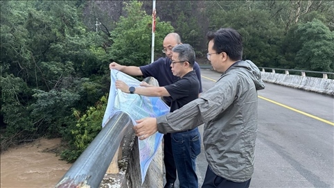 珠江委工作組在三河鎮(zhèn)三河大橋進行防洪工程調(diào)度工作。 水利部供圖