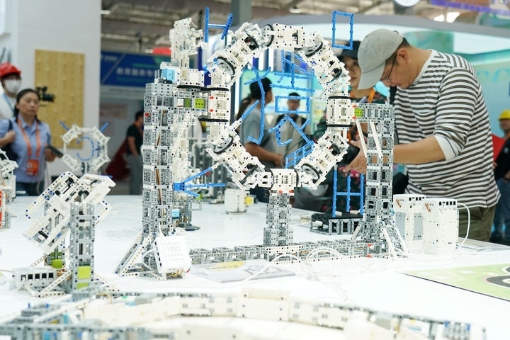 2024年9月11日，記者在服貿會首鋼園區(qū)教育服務館采訪。新華社記者 張晨霖 攝