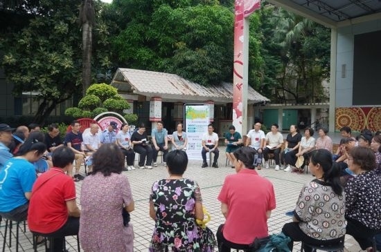  南寧市青秀區(qū)新竹社區(qū)召開“竹聲傾談”民情懇談會(huì)。（李抒蓉 攝）