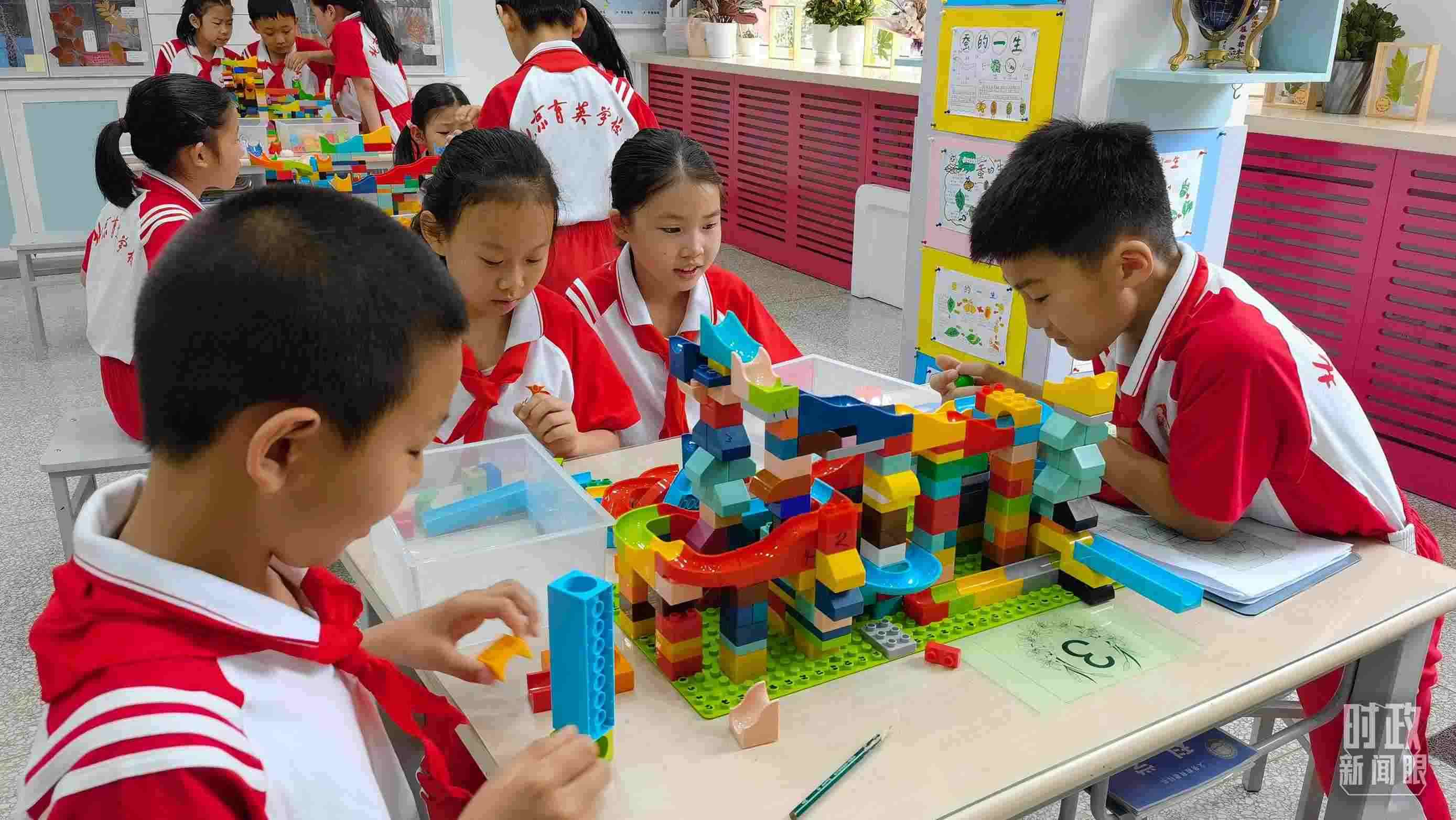  △這是北京育英學校的科學教室。2023年5月，習近平在這里調(diào)研時，希望同學們從小樹立“科技創(chuàng)新、強國有我”的志向。（總臺央視記者石丞拍攝）