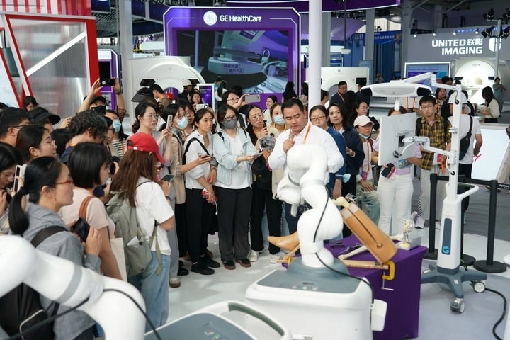 2024年9月11日，記者在服貿會首鋼園區(qū)健康衛(wèi)生服務館采訪。新華社記者 張晨霖 攝