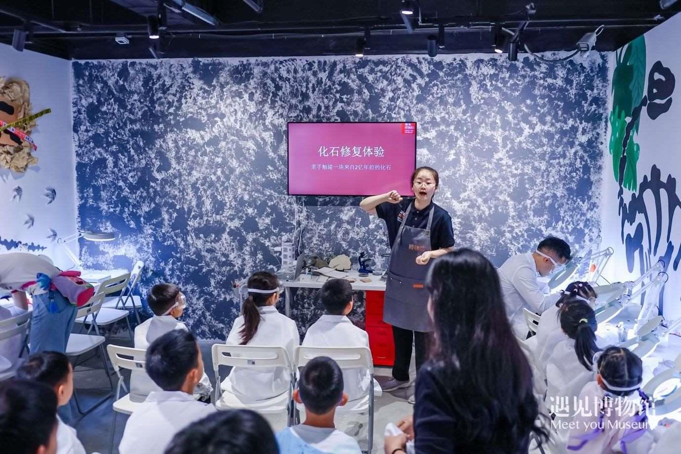 3. 小朋友們在“2億年的地球記憶——恐龍化石特展”體驗當(dāng)“小小科學(xué)家”。遇見博物館供圖