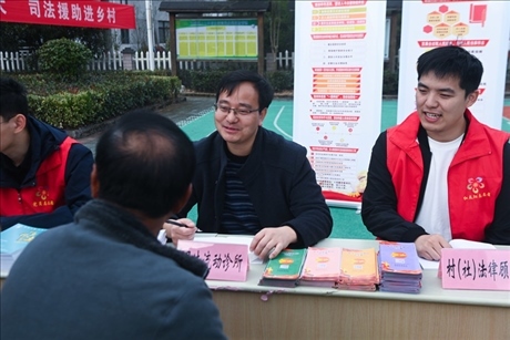 2022年11月9日，在杭州市臨安區(qū)太陽(yáng)鎮(zhèn)上太陽(yáng)村，臨安區(qū)太陽(yáng)司法所所長(zhǎng)方凱（右二）現(xiàn)場(chǎng)解答法律問題。 新華社記者 徐昱 攝