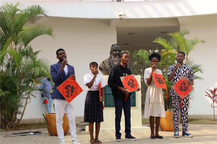 孔院學(xué)生演唱歌曲《故鄉(xiāng)的云》。內(nèi)圖大學(xué)孔子學(xué)院供圖