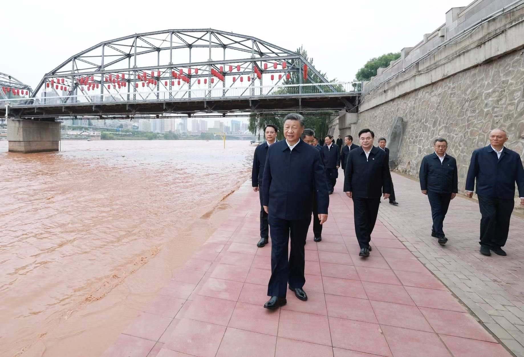 △9月11日下午，甘肅蘭州市黃河蘭州中山橋段，習(xí)近平總書記了解當(dāng)?shù)赝苿狱S河流域生態(tài)保護等情況。