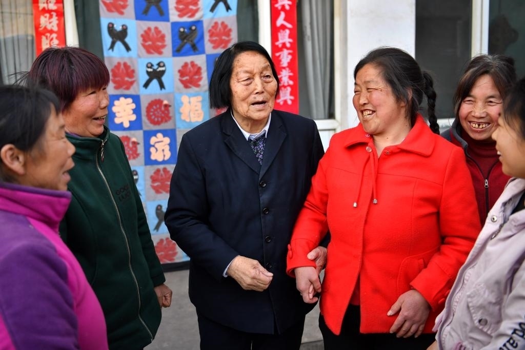 2019年3月23日，申紀蘭（左三）在山西省平順縣西溝村與村民分享全國兩會精神。新華社記者 曹陽 攝