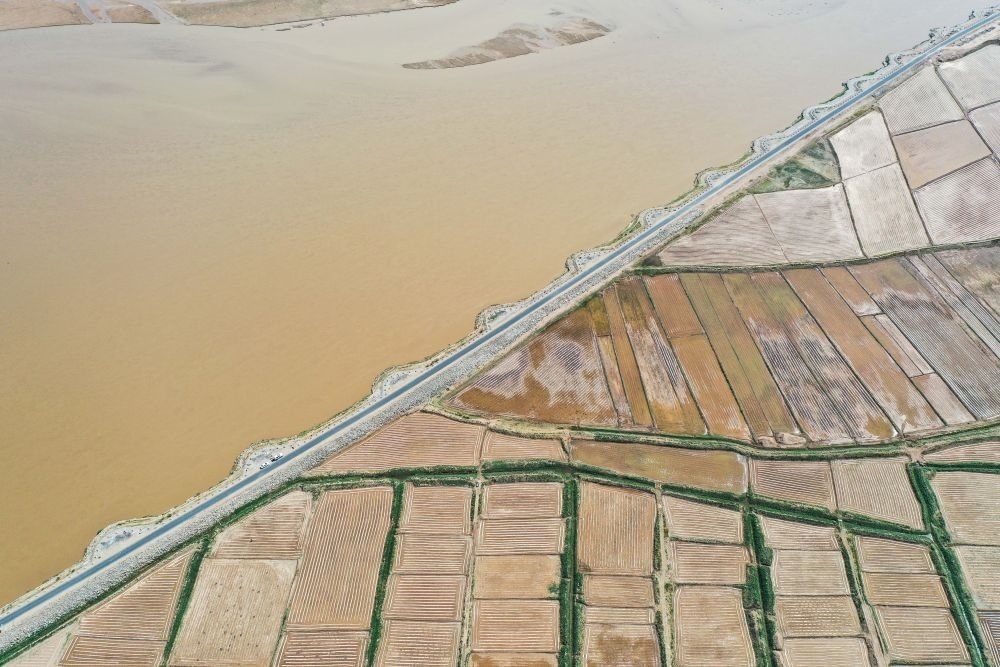 2024年5月26日在內(nèi)蒙古巴彥淖爾市臨河區(qū)拍攝的黃河（無人機照片）。巴彥淖爾市位于黃河“幾字彎”北端，擁有富饒的河套灌區(qū)，引黃灌溉面積達1000多萬畝。近年來，在引黃灌溉工程支撐下，河套灌區(qū)年均糧食總產(chǎn)量達60億斤以上。