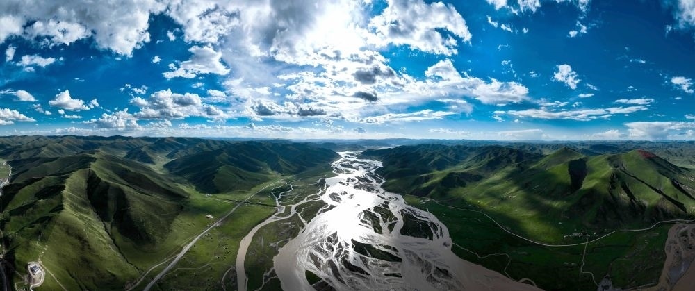 2024年7月31日在青海省果洛藏族自治州達日縣境內(nèi)拍攝的黃河（無人機全景照片）。