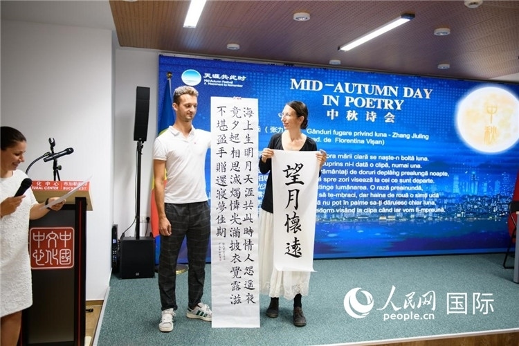 現(xiàn)場(chǎng)的羅馬尼亞書(shū)法愛(ài)好者書(shū)寫(xiě)并展示作品。傅永山攝