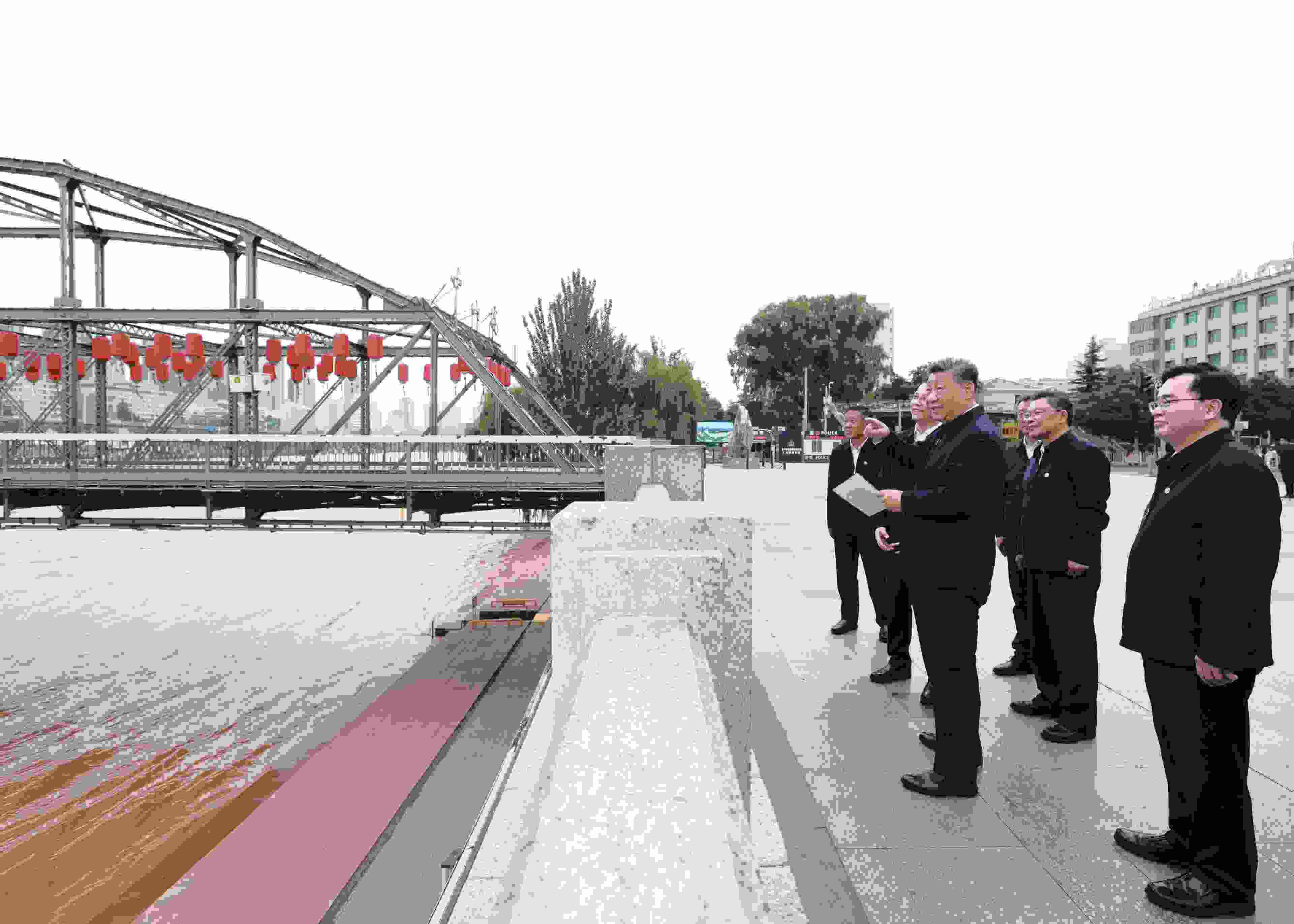 △ 2024年9月11日，習(xí)近平總書記來(lái)到甘肅省蘭州市黃河蘭州中山橋段，了解當(dāng)?shù)赝苿?dòng)黃河流域生態(tài)保護(hù)情況。