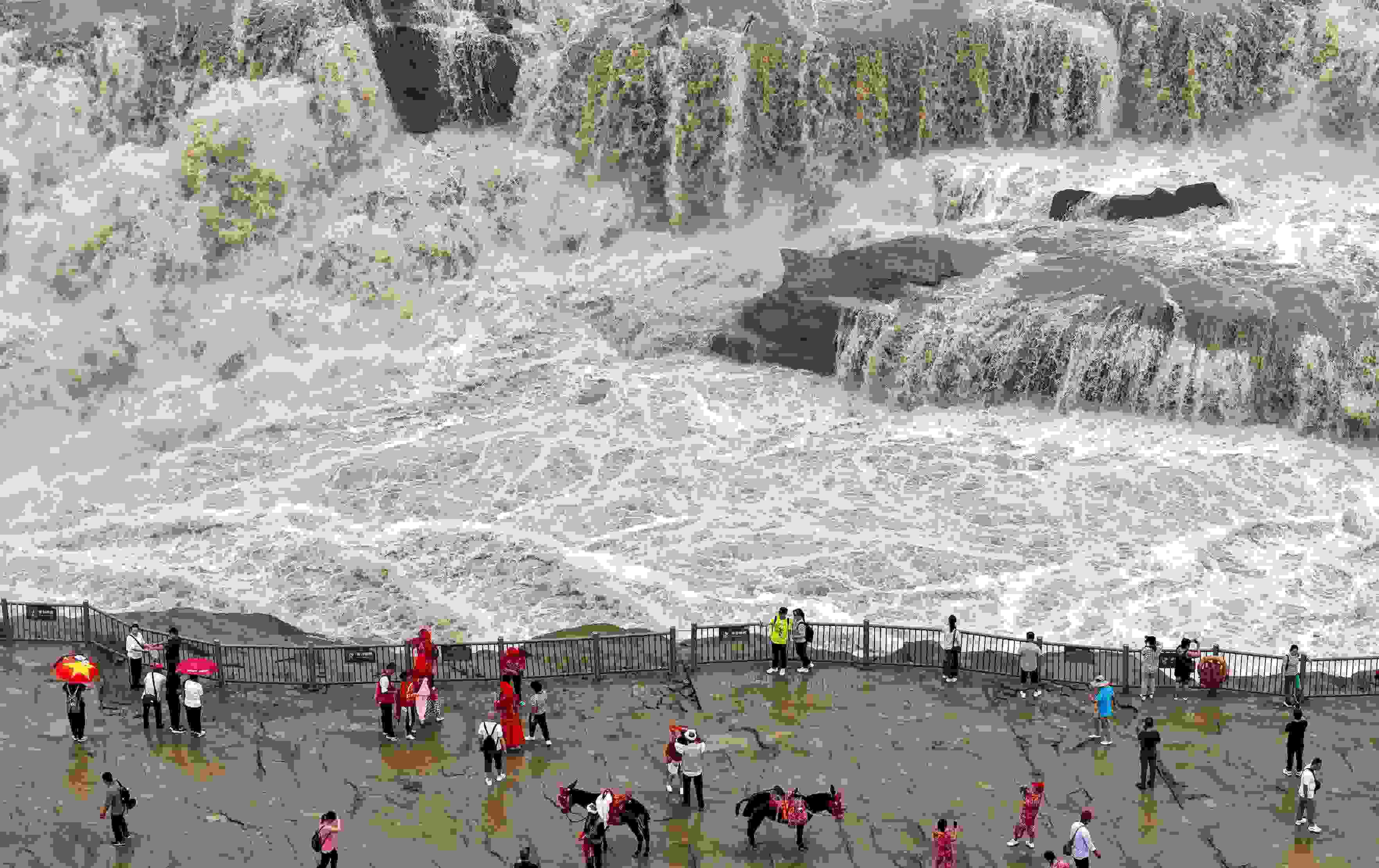 △9月9日，游客在黃河壺口瀑布景區(qū)游覽。