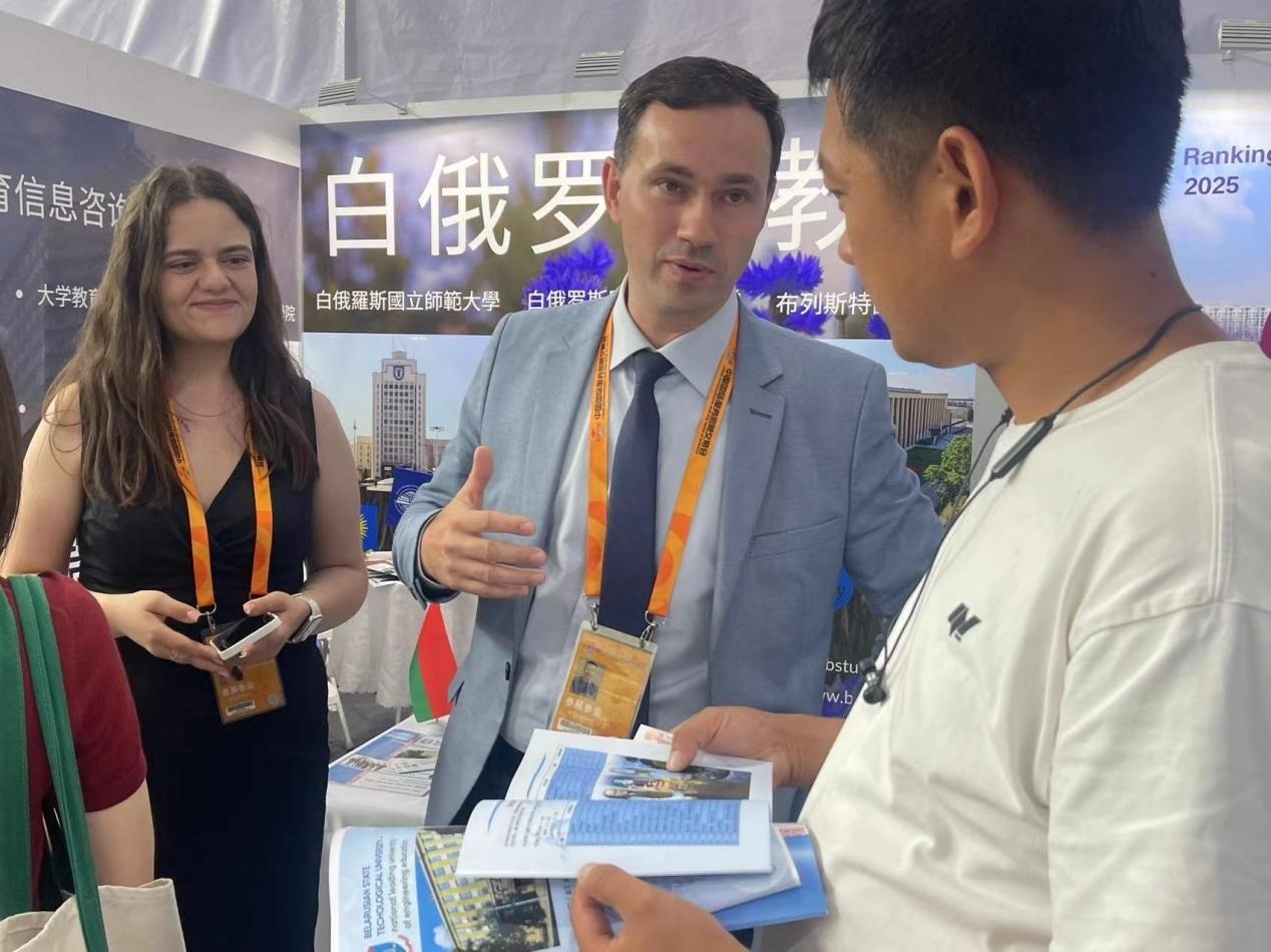 觀眾在展臺(tái)咨詢。人民網(wǎng)記者 何旭攝