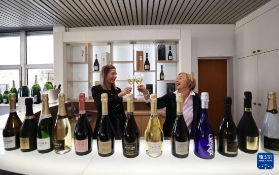 9月13日，在法國蘭斯附近的希尼萊羅斯，人們?cè)诩氧畞喛偛肯碛孟銠壘啤Ｐ氯A社記者 高靜 攝