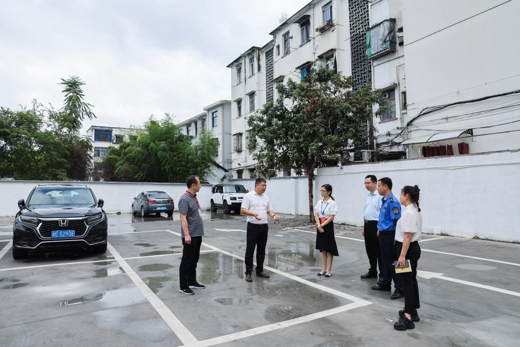 2024年9月11日，在浙江省湖州市，湖州吳興區(qū)人大代表、人大飛英街道工委代表及塔下街社區(qū)代表前往已改建的一處停車場(chǎng)進(jìn)行實(shí)地調(diào)研，監(jiān)督該改建項(xiàng)目的完成情況。新華社記者 徐昱 攝
