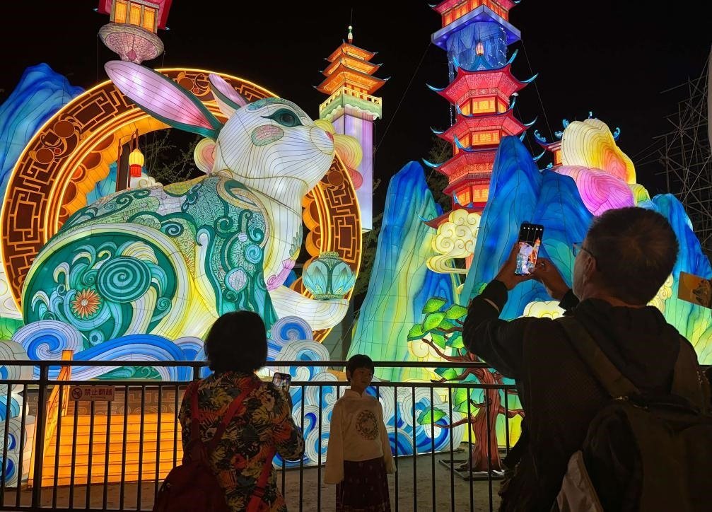 市民游客在2024年北京中秋國慶彩燈游園會欣賞彩燈。新華社記者楊淑君 攝