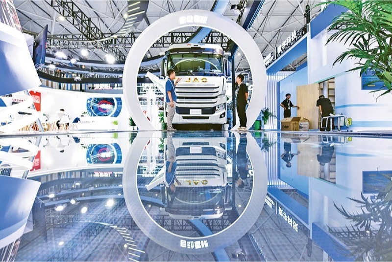 黨的二十屆三中全會提出，加快構建促進數(shù)字經濟發(fā)展體制機制，完善促進數(shù)字產業(yè)化和產業(yè)數(shù)字化政策體系。2024年8月28日至30日，2024中國國際大數(shù)據(jù)產業(yè)博覽會在貴州貴陽舉辦。圖為工作人員在介紹無人駕駛重型卡車。 新華社記者 楊文斌/攝